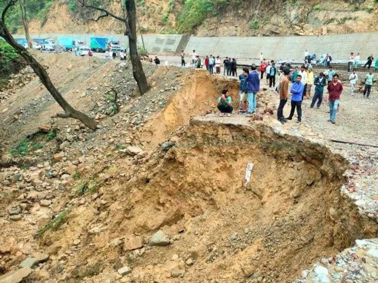 बर्षाका कारण सडक भत्किएपछि बर्दघाट–दाउन्ने खण्ड पूर्ण रूपमा बन्द