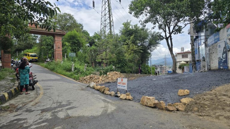 सल्लाघारीस्थित ऐतिहासिक च्वङा गणेश स्थान उक्लने उतरपूर्वमा फराकिलो सडक