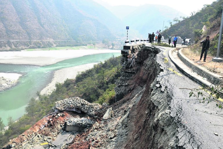सिन्धुली, खुर्कोट हुँदै काठमाडौँतर्फ जाने सवारीसाधनलाई साँझ ६:३० बजेदेखि बिहान ५:०० बजेसम्म निषेध