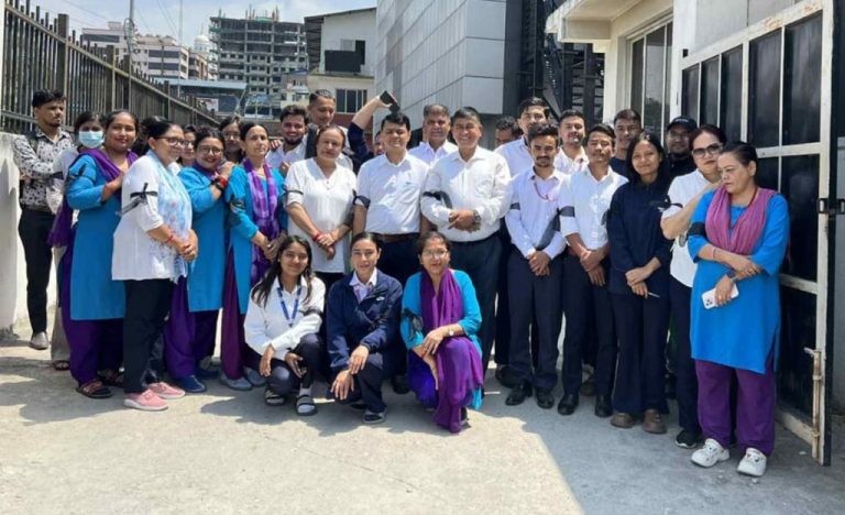 देशभरका कर्मचारीहरुले कालोपट्टी बाँधेर अनिश्चितकालीन आन्दोलन