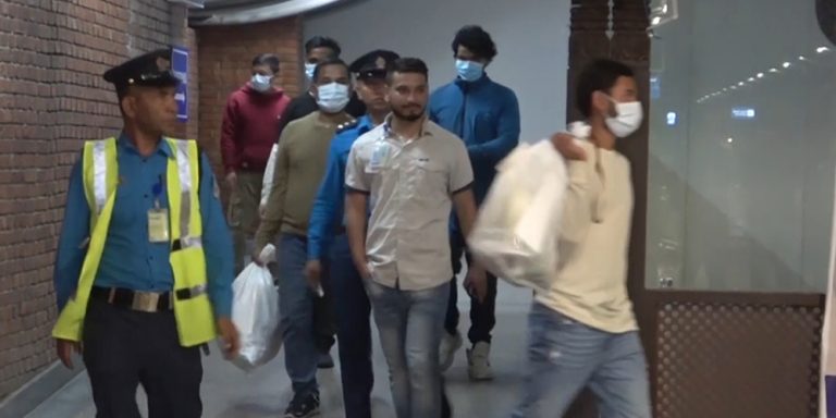 डिपोर्ट भएर काठमाडौं आइपुगेका ३७ नेपाली नागरिकलाई प्रहरीले सामान्य सोधपुछपछि घर पठायो