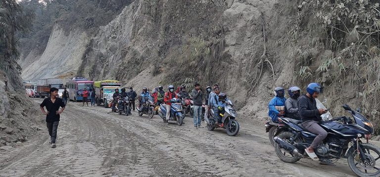 बर्दघाट सुस्तापूर्वको दुम्कीवास–दाउन्ने सडक खण्डबाट आवतजावत गर्न समस्या