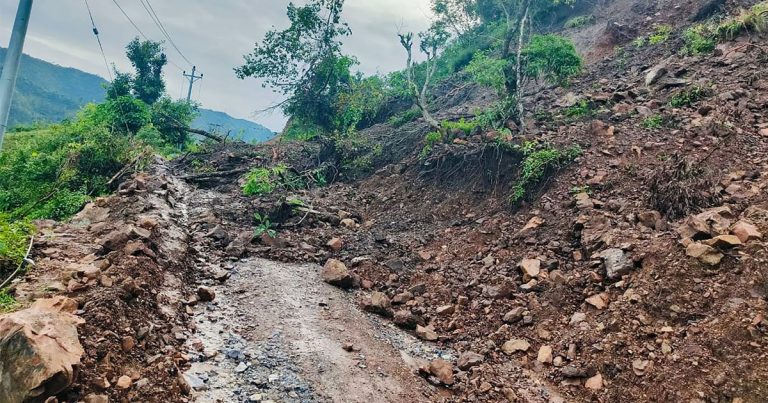 बाढी र पहिरोका कारण देशका विभिन्न स्थानमा ११ मुख्य राजमार्गका सडक अवरुद्ध