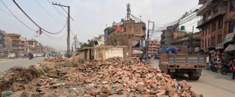 अरनिको राजमार्ग अन्तर्गत सूर्यविनायक–साँगा सडक सीमाभित्र निर्माण भएका स्थायी तथा अस्थायी संरचना भत्काइदै