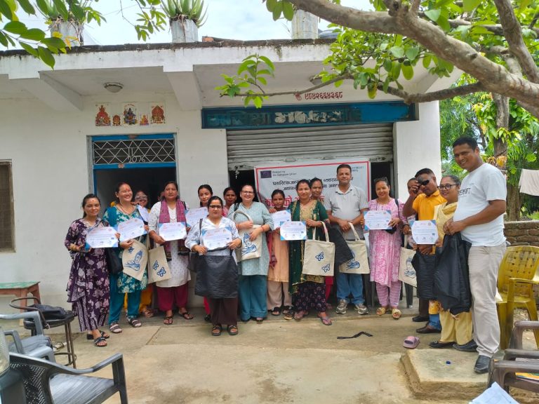 कपडाको झोलाको शिप पाउदा सहभागि खुस