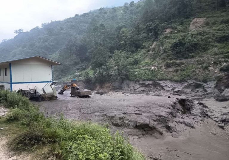 त्रिशूली नदीमा आएको बाढीले नेपाल विद्युत् प्राधिकरण अन्तर्गतका परियोजनाको २ सय मेगावाट विद्युत उत्पादन बन्द