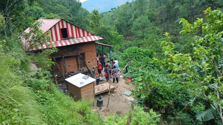 सिन्धुलीको गोलन्जोरत्राट हराएका हायूको परिवार पोखरामा भेटिए प्रहरीले आफन्तको जिम्मा लगायो