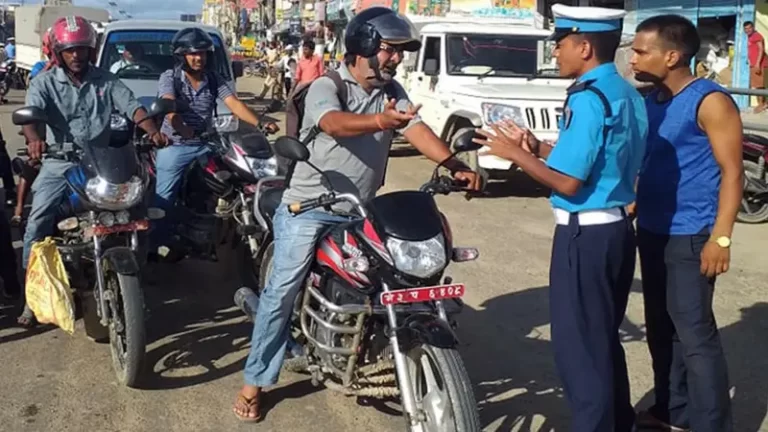 बाटोमा कानूनको चरम अवज्ञा, कारबाही गर्ने ट्राफिक प्रहरी गफमा व्यस्त !