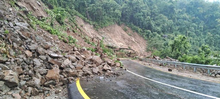 पृथ्वी लोकमार्ग अन्तर्गत धादिङको बाँदरेमोडनजिकै सुक्खा पहिरो खस्दा सडकअवरुद्ध