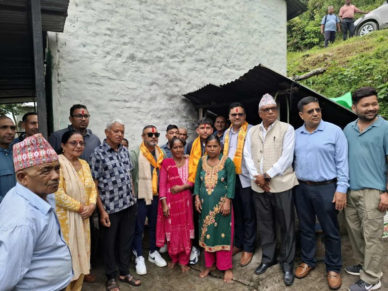 अध्यक्ष थापाले परिवारलाई बुझाए अलपत्र परेका अमृतलाई