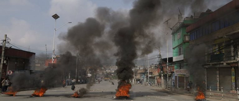 जेनजीहरुले कलंकीमा टायर बालेर प्रदर्शन