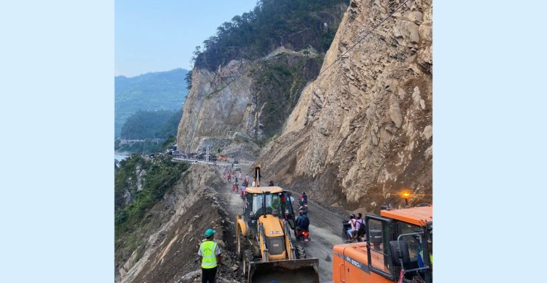 नारायणघाट-मुग्लिन सडक ख्ण्डको पहिरो हटाएसँगै दुईतर्फी रूपमै सञ्चालनमा