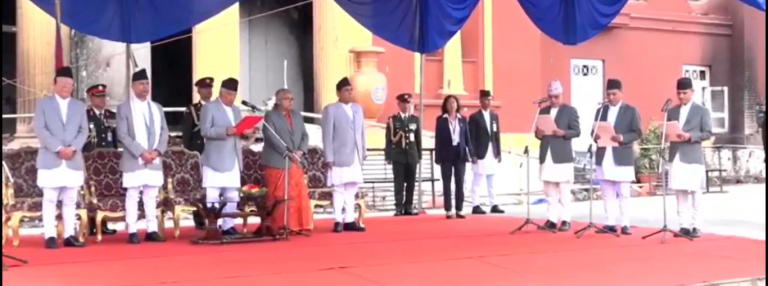 तीन मन्त्रीहरुले शपथ लिए  अर्थमन्त्री रामेश्वर खनाल, उर्जा, भौतिक योजान र सहरी विकासमन्त्री  कुलमान घिसिङ र  गृह र कानुनमन्त्री  ओमप्रकाश अर्याल