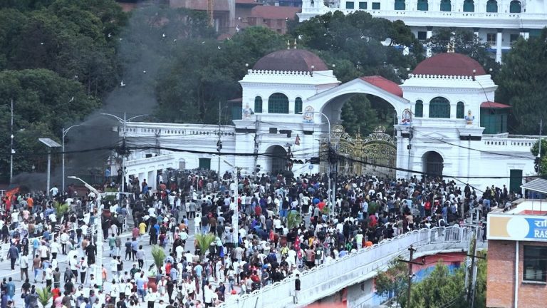 बाक्लो सुरक्षा घेरा तोडेर सिंहदरबारभित्र छिरे प्रदर्शनकारीहरु
