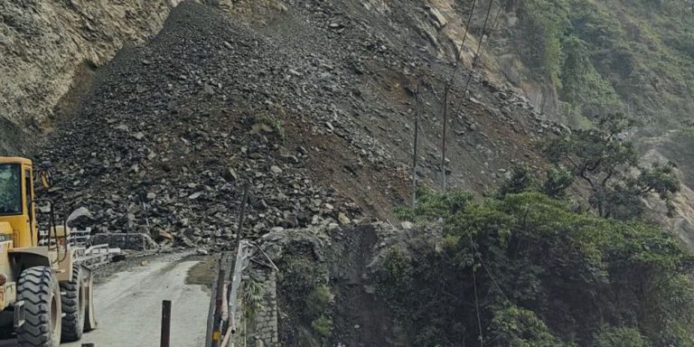 मुग्लिन–नारायणगढ सडक अबरुद्ध विकल्पको रुपमा अर्कै बाटो रोज्नुपर्ने