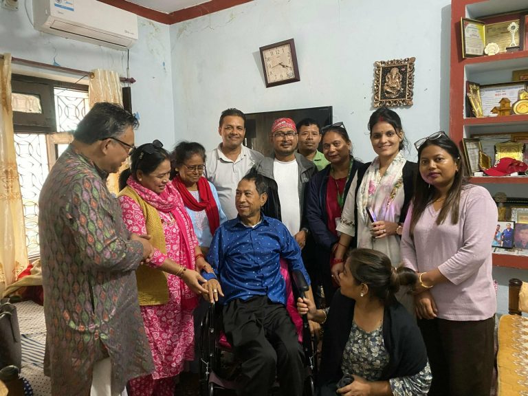 बरिष्ठ कलाकार निर्मोहीलाई व्हील चेयर