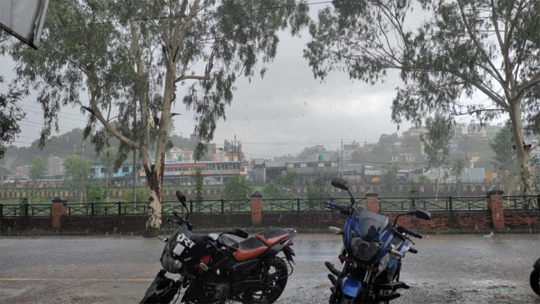 आज र भोलि देशका धेरै ठाउँमा मेघगर्जन चट्याङसहित मध्यमदेखि भारी वर्षाको सम्भावना