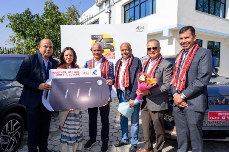 -काठमाडौं इन्स्टिच्युट अफ चाइल्ड हेल्थ लाई महिन्द्रा एसयूभी ४०० का दुई इलेक्ट्रिक एसयूभी हस्तान्तरण_