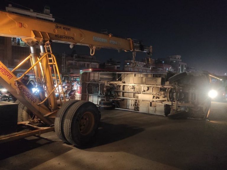 साइकललाई जोगाउन खोज्दा बस सडकमै उत्तानो