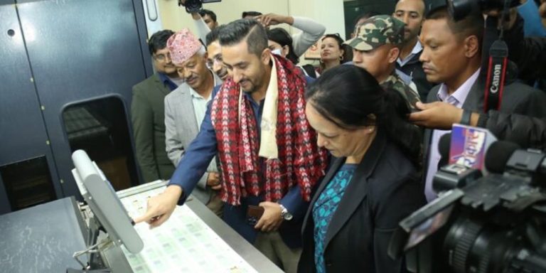 सुरक्षण मुद्रण केन्द्रले छपाइ गरेको सवारीचालक लाइसेन्स यातायात व्यवस्था विभागलाई हस्तान्तरण