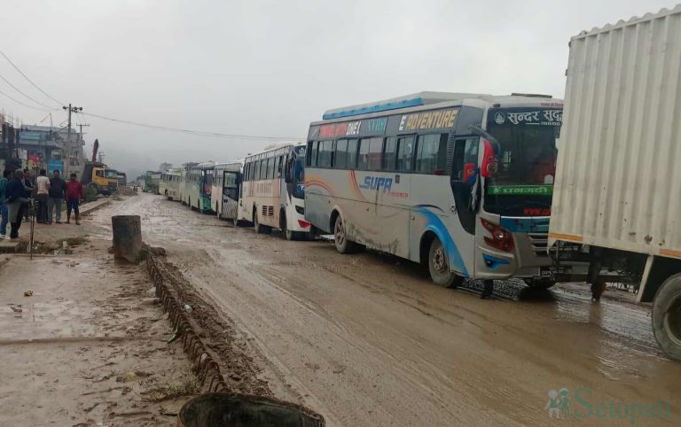 दाउन्ने खण्डमा सवारी साधन आवागमन बन्द