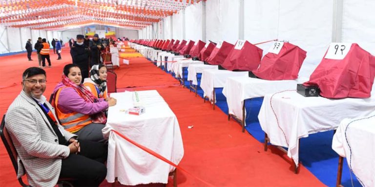 एमालेको नयाँ नेतृत्व चयनका लागि मतदान सम्पन्न मतपरिणाम केही बेरमा आउने