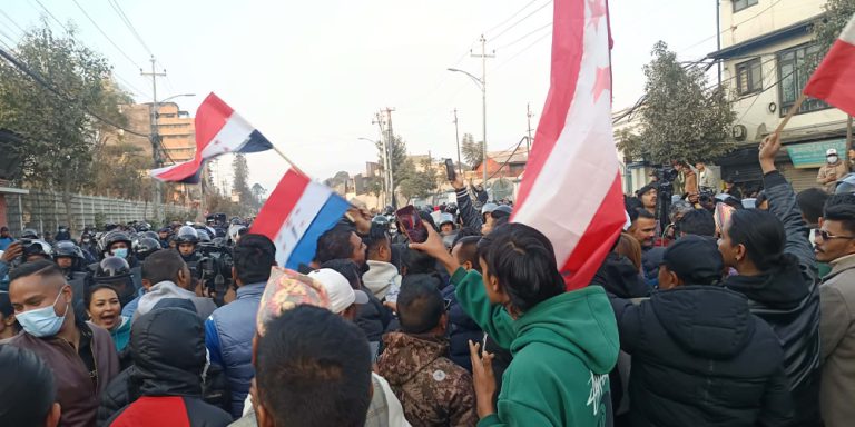 निर्वाचन आयोगको कार्यालयमा कांग्रेसको दुवै पक्षले प्रदर्शन