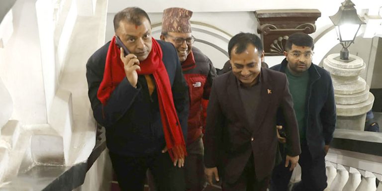 नेपाली काँग्रेसको निर्वाचित सभापति गगनकुमार थापा नेतृत्वको पहिलो बैठकका निर्णय र पार्टी विवरण अद्यावधिक गर्नका लागि नेताहरू निर्वाचन आयोग पुगे