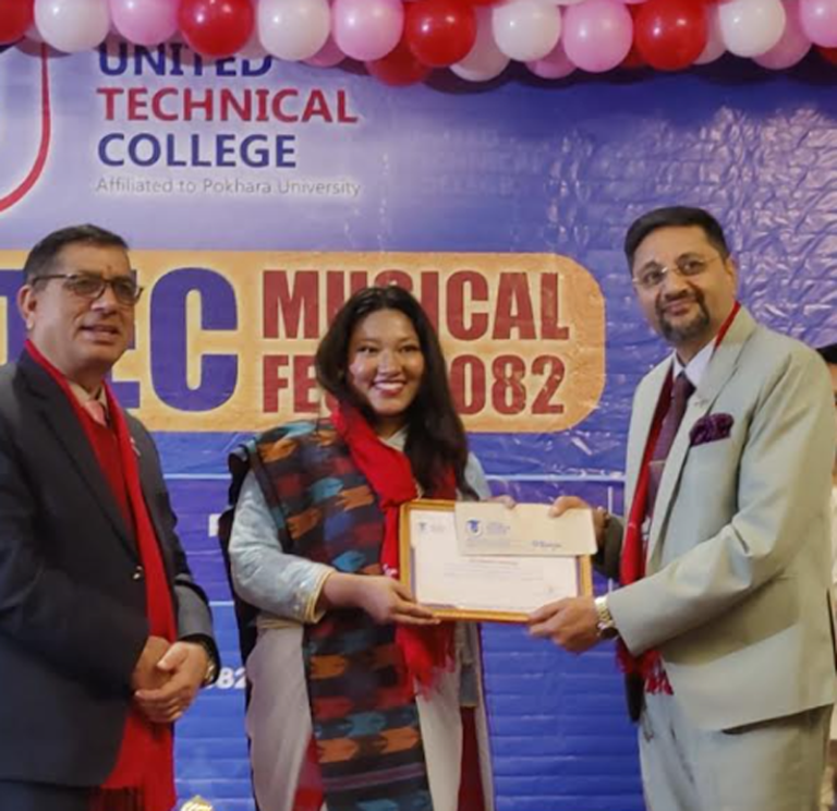 भक्तपुरकी रजना त्वानाबासु चितवनमा नगद सम्मानित