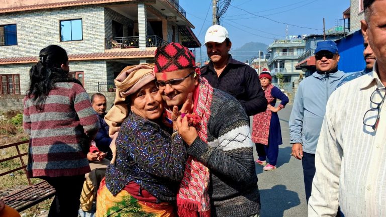 पोखरा १७ का स्थानीयले दिए एमालेका उम्मेदवार रश्मिलाई जितको शुभकामना