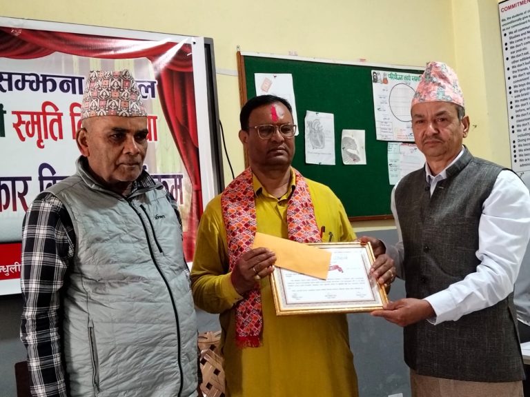 शहीद सम्झना दाहालको स्मृतिमा अग्रजहरु सम्मानित