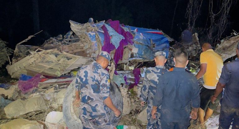 दाउन्नेमा एक आफसमा सवारी साधन दुर्घटना हुँदा तीन जनाको मृत्यु
