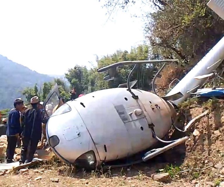 खोटाङमा ल्याण्ड गर्ने बेला हेलिकप्टर दुर्घटना आगलागी नहुँदा मानविय क्षति हुनबाट जोगियो