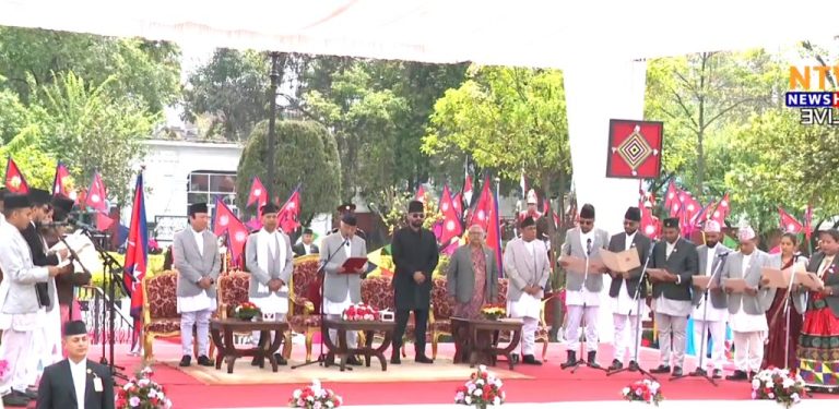 नवनियुक्त मन्त्रीहरूले शपथ लिए