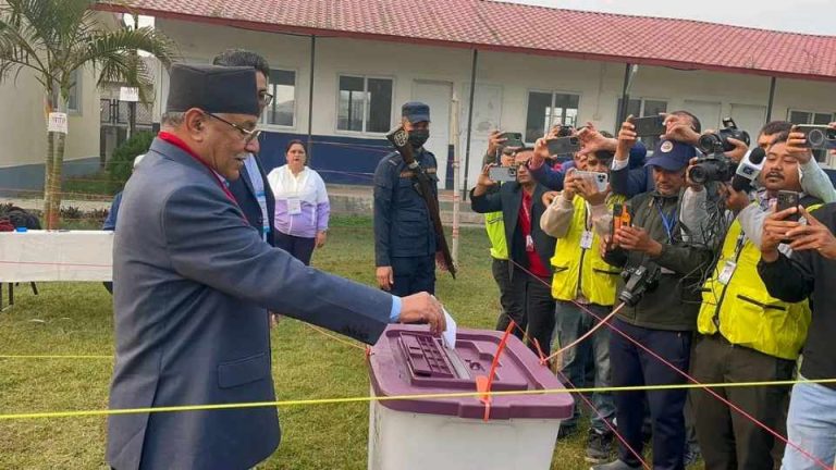 ‘प्रचण्ड’ले आफ्नो गृहजिल्ला चितवनबाट मतदान : आजै आफ्नो निर्वाचन क्षेत्र रुकुम पूर्व जाँदै