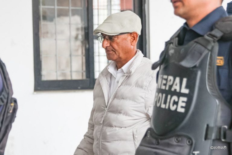 पूर्व गृहमन्त्री रमेश लेखकलाई अनुसन्धानको क्रममा खोजेको बखत हाजिर हुने गरी रिहा