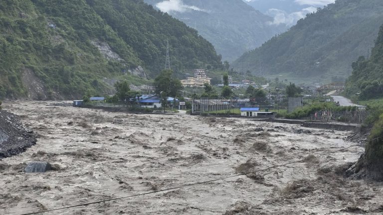 नेपाल-चीन रसुवागढी नाकाबाट २० किलोमिटर उत्तरपूर्वपट्टि हिमपहिरो गएका कारण भोटेकोशीमा भीषण बाढी