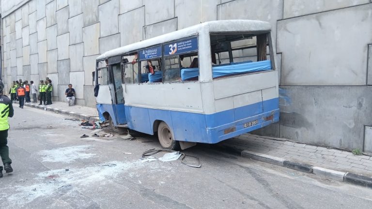 ग्वार्कोमा फ्लाइओभरको भित्तामा बस ठोक्किदा एक जनाको मृत्यु ६ जना घाइते