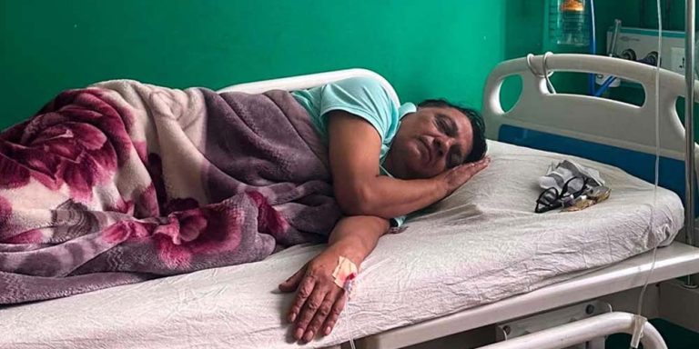 एमाले बागमती प्रदेश संसदीय दलका नेता जगन्नाथ थपलिया ओलीसँग बोल्दाबोल्दै ढले